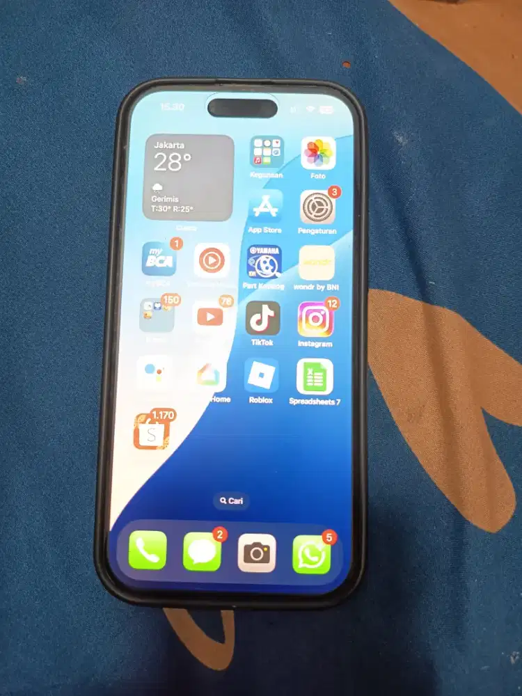 iPhone 15 128 hitam garansi 7 bulan