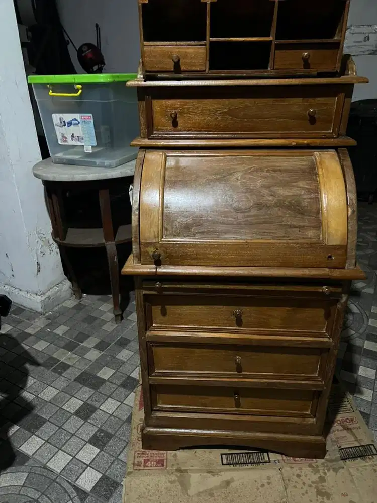 Meja belajar antik dan kokoh