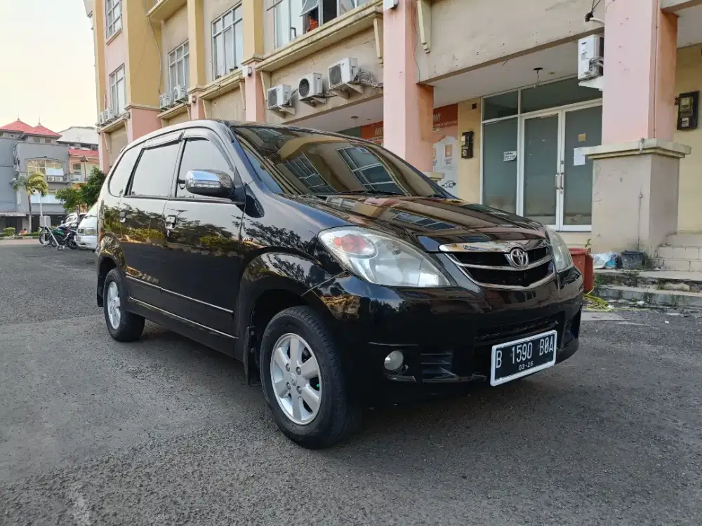 Toyota Avanza G Matic 2011 Hitam.