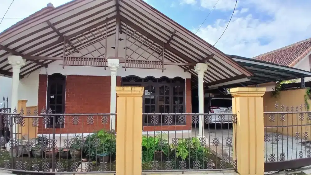 Dijual Rumah ada kost  an 7 pintu.  Pusat kota Sumedang.