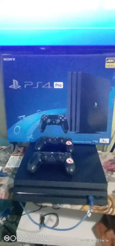PS 4 pro 1 TB. Komplit
