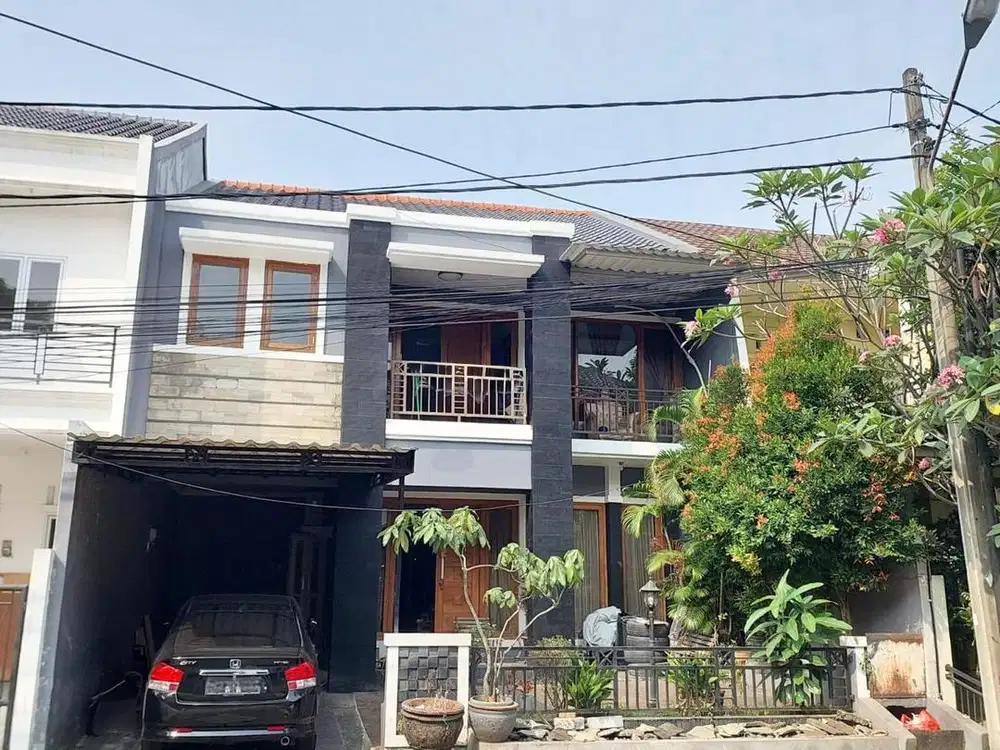 Dijual rumah 2 lantai siap huni lokasi strategis di Taman Laguna