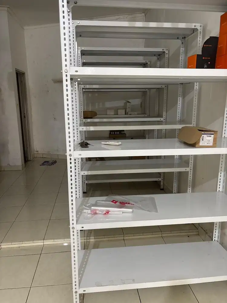 Rak besi siku lubang standar putih