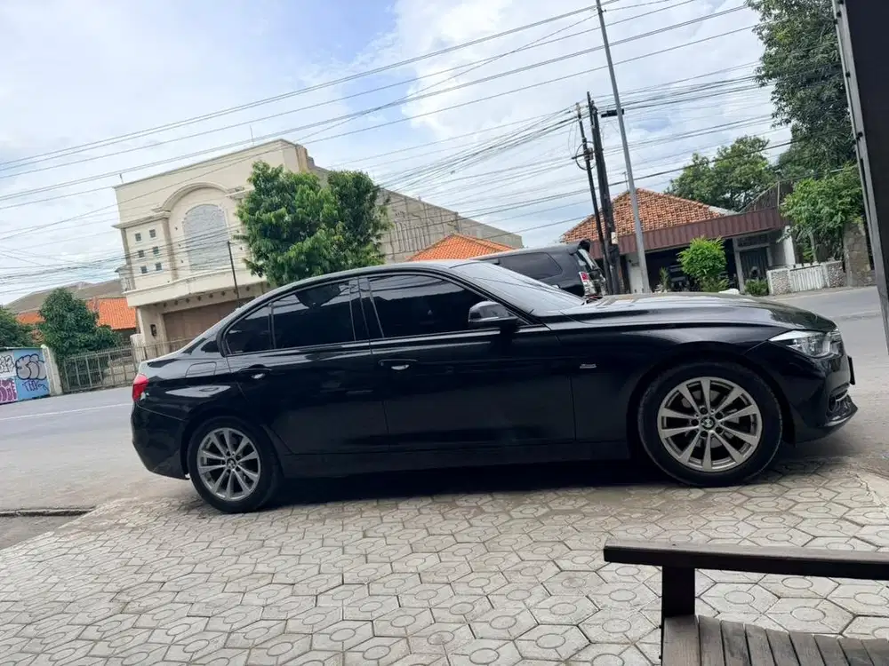 BMW F30 320LCi Sport 2017 Istimewa