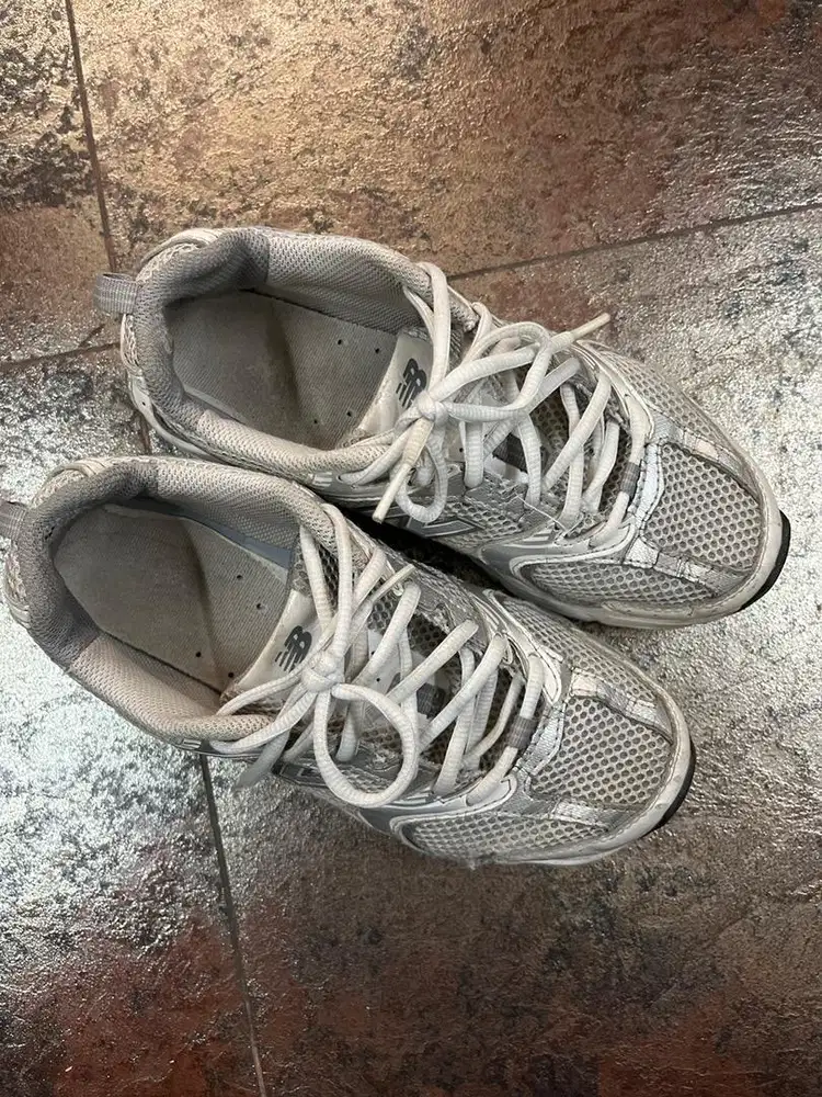 Sepatu New Balance Abu Putih