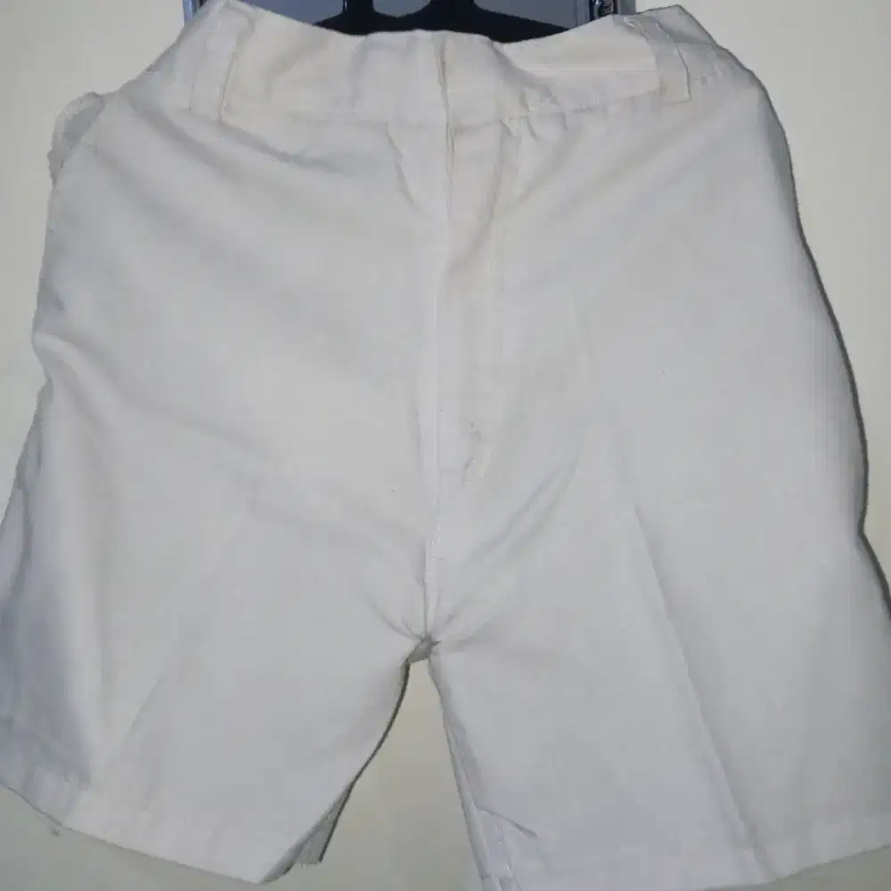Celana sekolah pendek warna putih