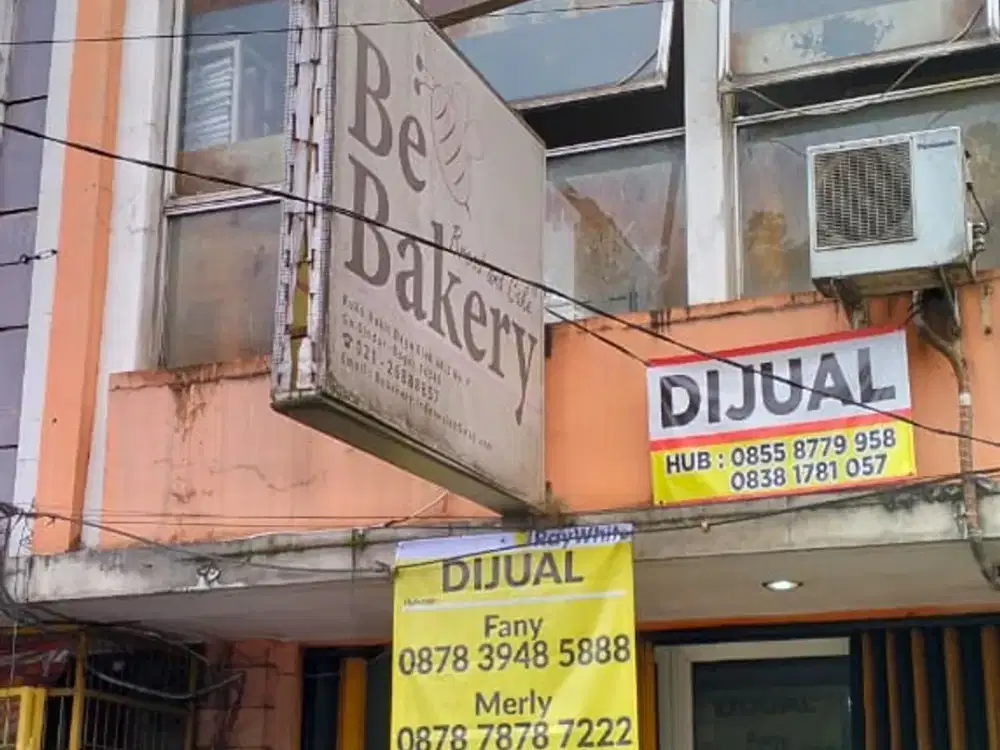 Ruko di area jalan utama Bukit Dago