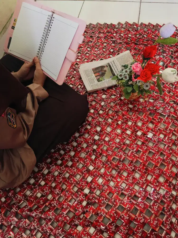 Karpet Anyaman Daur Ulang dari Bungkus Kopi – Barang Bekas Naik Kelas