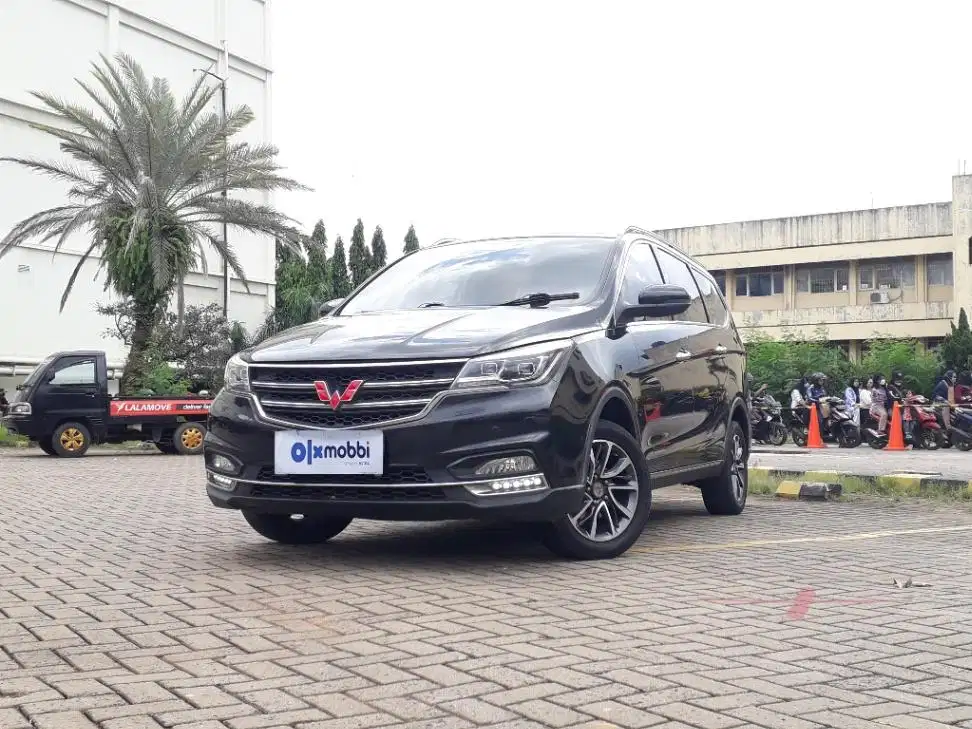 TDP 7,JT Wuling Cortez 1.8 L Lux Plus Bensin-AT Hitam 2018