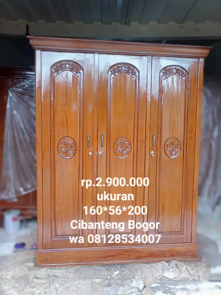 Lemari ukir kayu jati pintu nya 3 bekas dah melamin seperti baru bogor
