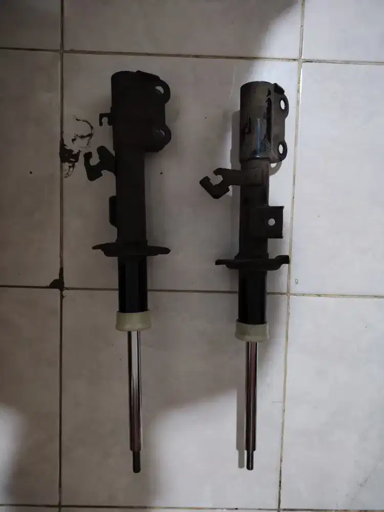 Shockbreaker depan nissan kicks ori bekas
