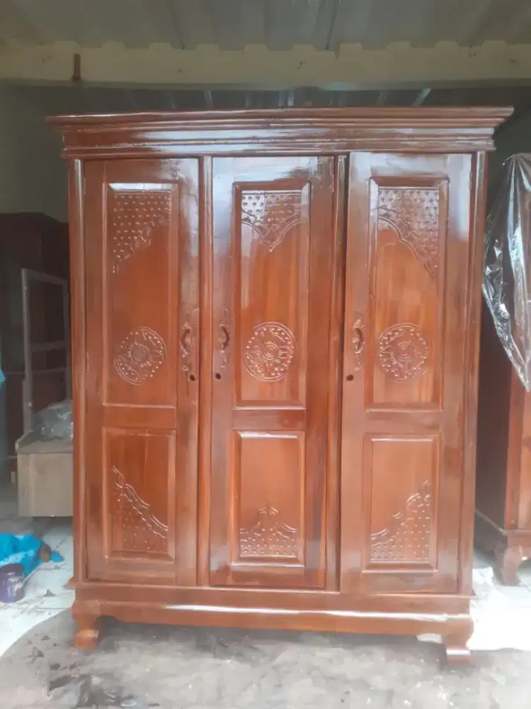 Kinclong lemari kayu jati 3 pintu bekas dah dimelamin bogor