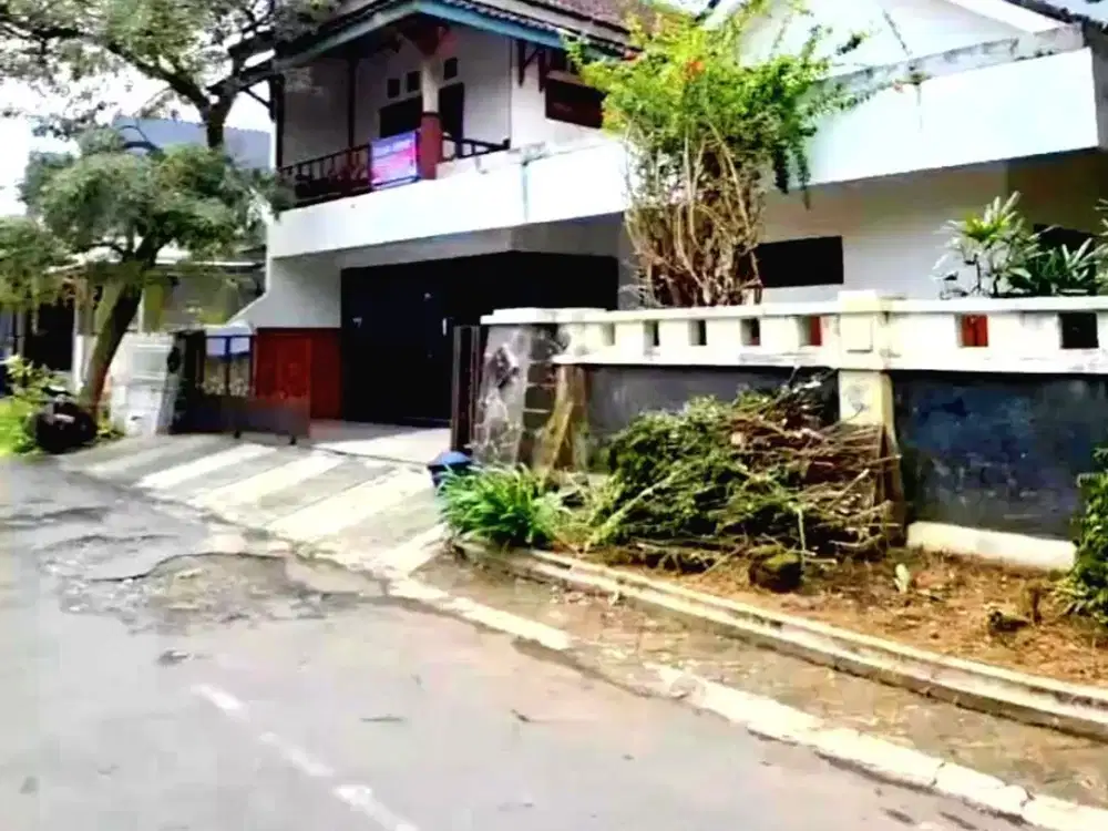 i093  Rumah Hook dan Strategis dekat SMK Telkom Sawojajar Malang