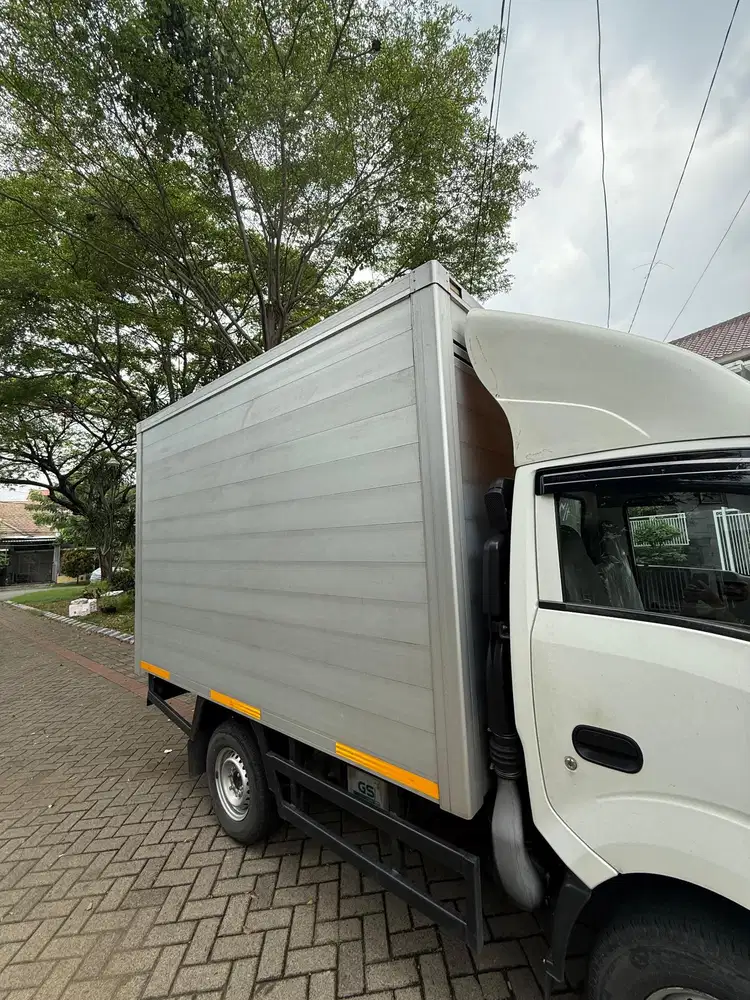 Isuzu Traga Full Box JUMBO Euro 4 – KM 13 Ribuan, Power Steering