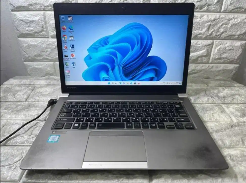 Laptop TOSHIBA DYNABOOK R63 Core i5 Gen7 Ram 8GB N-WKJ3