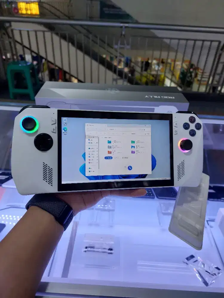 asus rog ally Z1 extreme ram 16 ssd 512 like new