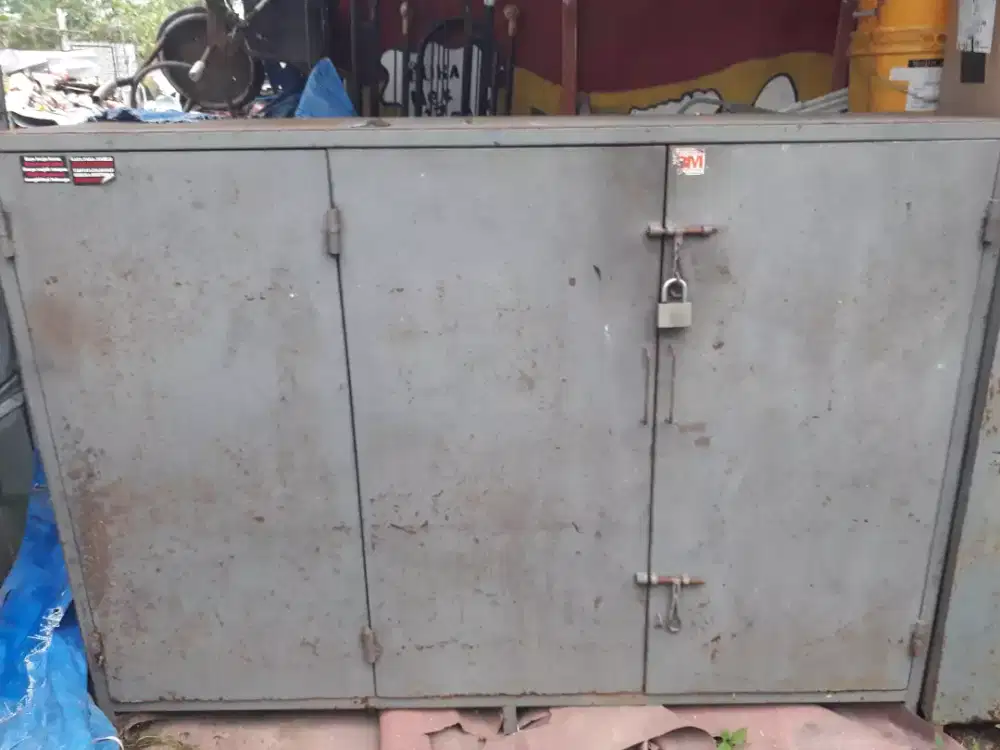 Almari besi plat kokoh kiloan