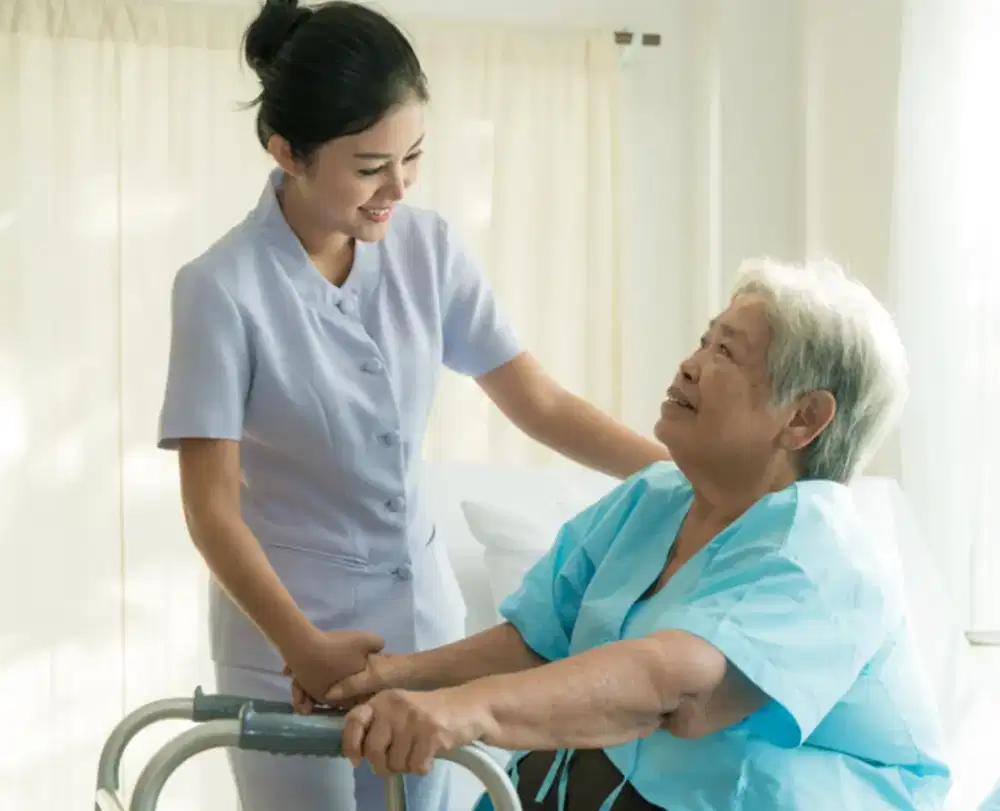 Caregiver orang tua sakit (perempuan)