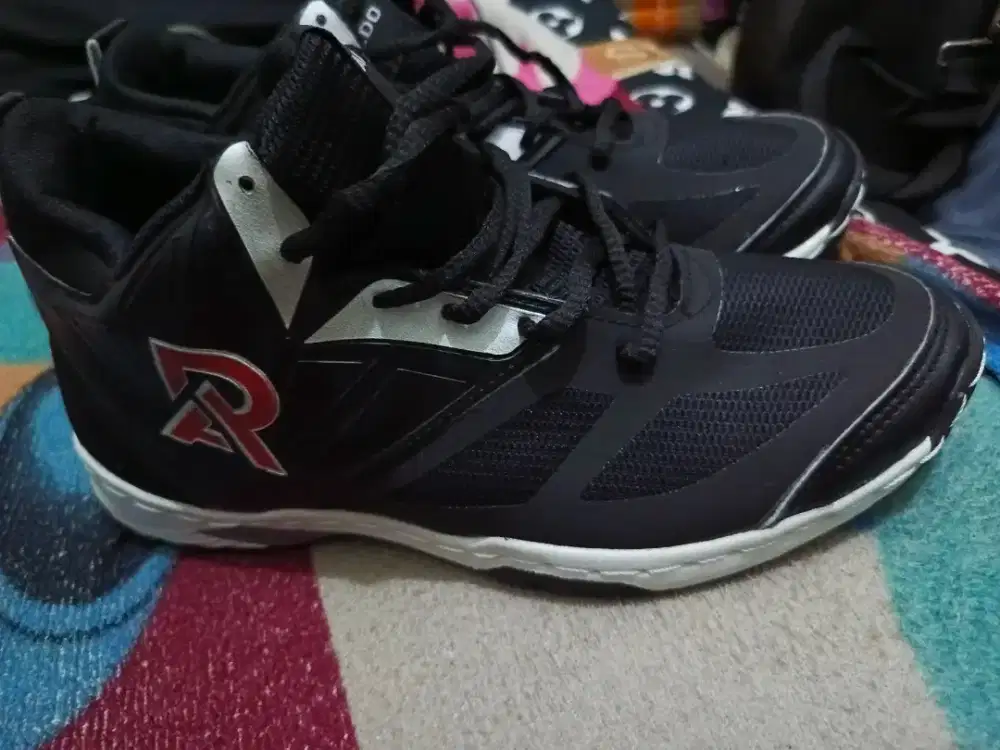 Jual Sepatu basket/voli merk Aredo ukuran 42/43