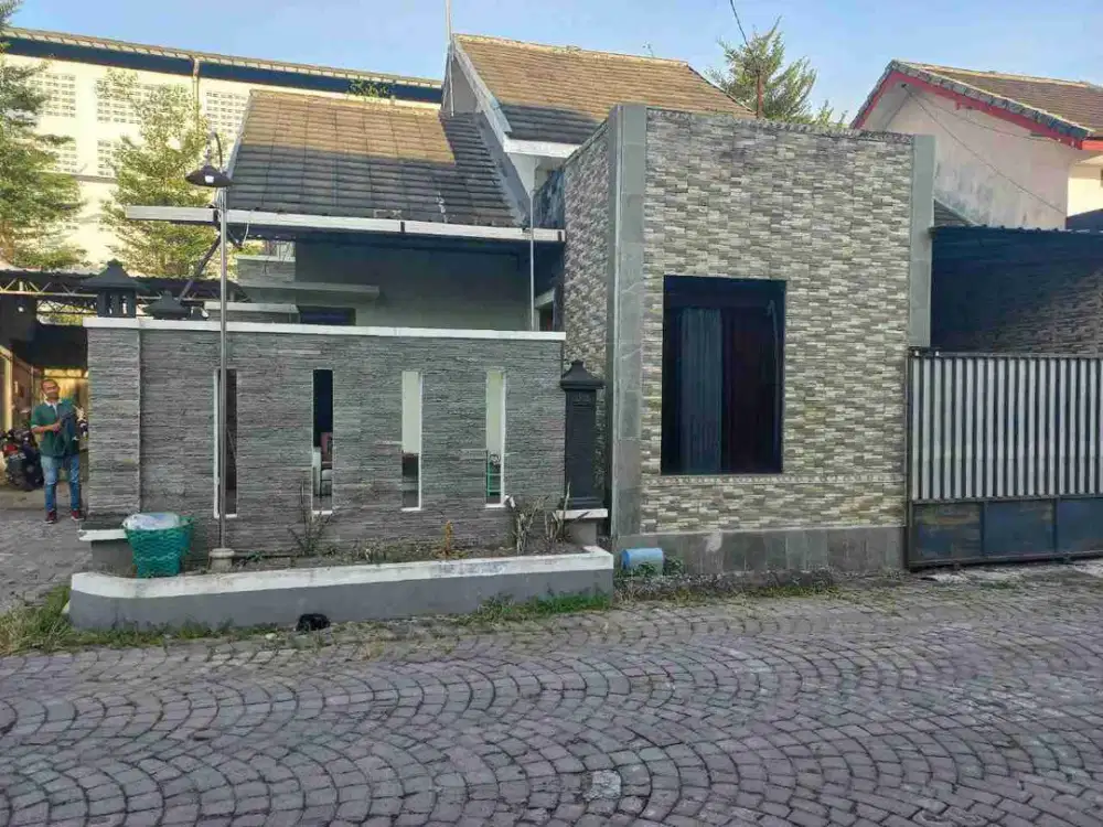 Rumah Bagus Siap Huni dan Furnished Tepi Jln Raya Grogol