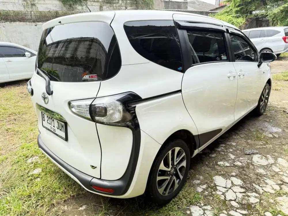 Sienta V at matic 2018 putih, km low