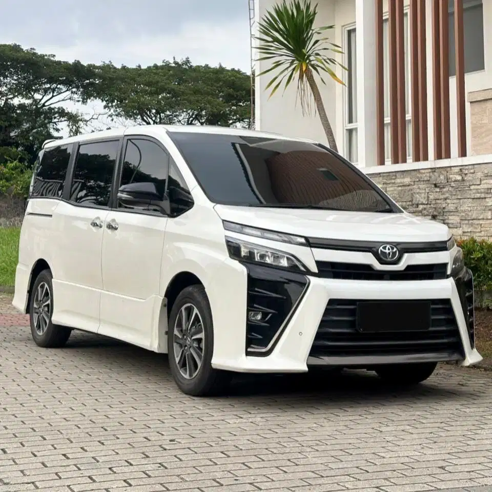 (CASH) Toyota Voxy 2017