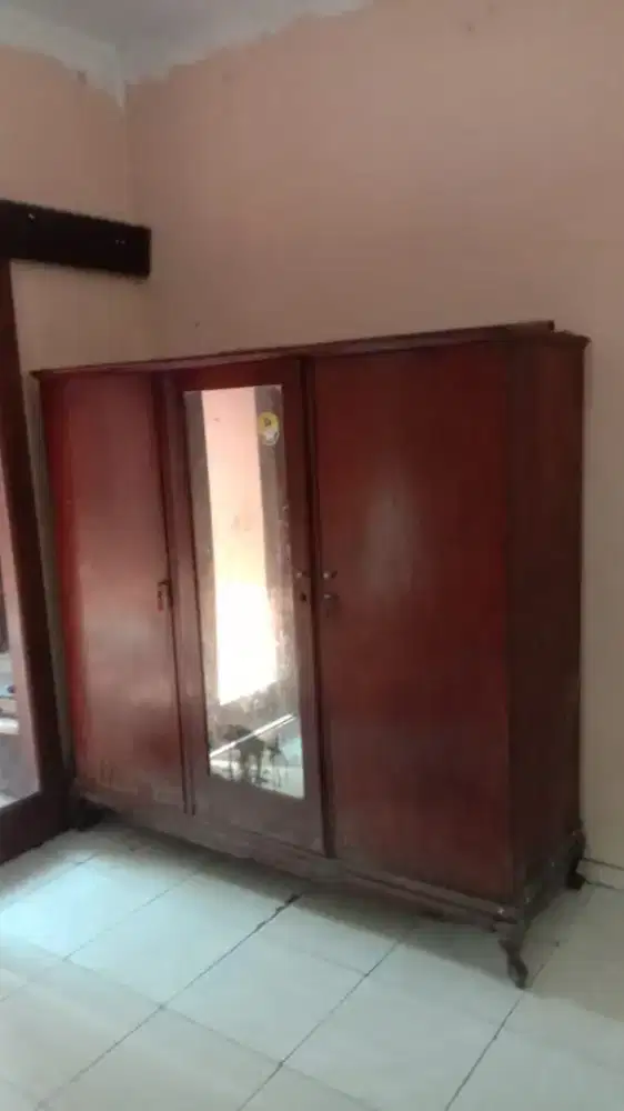 Dijual lemari jati kuno pintu 3