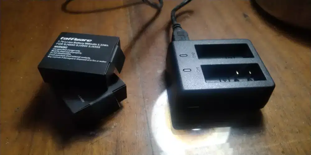 Jual desktop charger dan 2 batere camera go pro