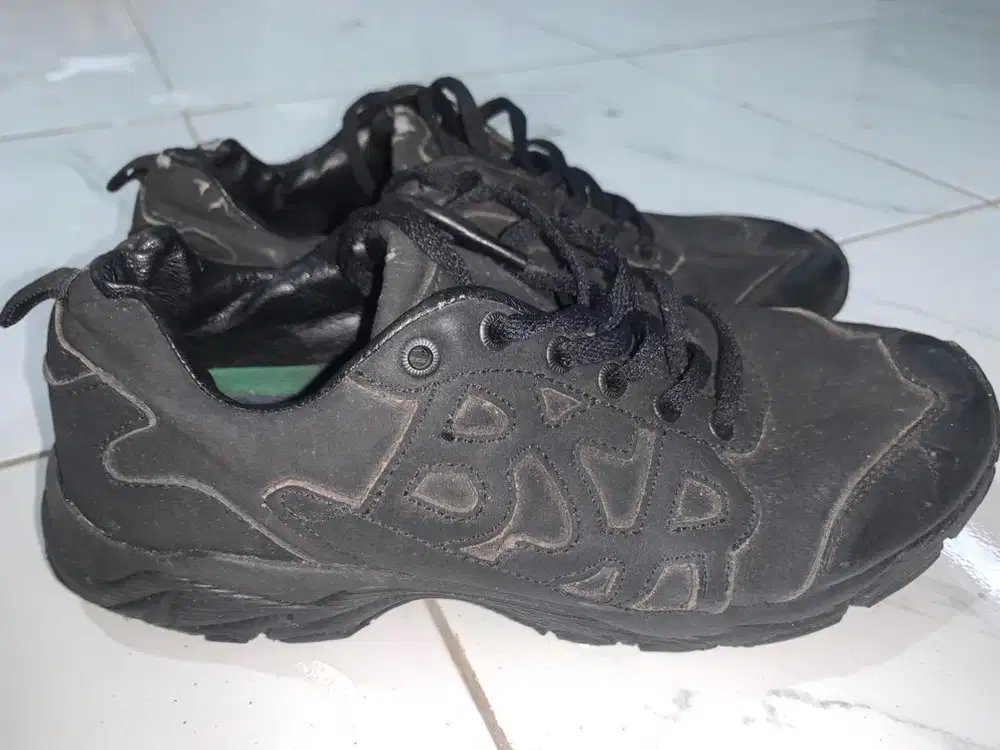 Sepatu hitam/sekolah