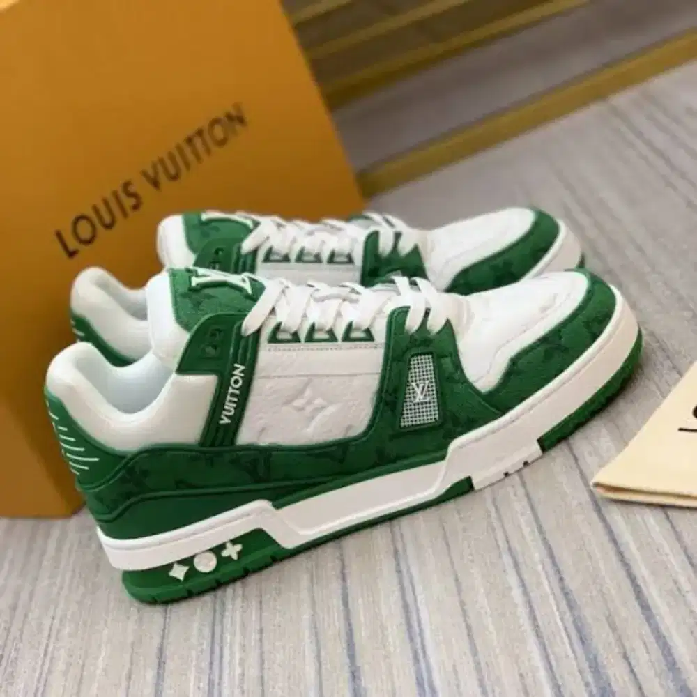 Jual sepatu LV size 41-42 karena ngk keliatan