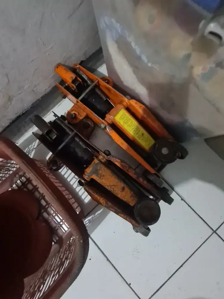 Dongkrak mobil second warna orange