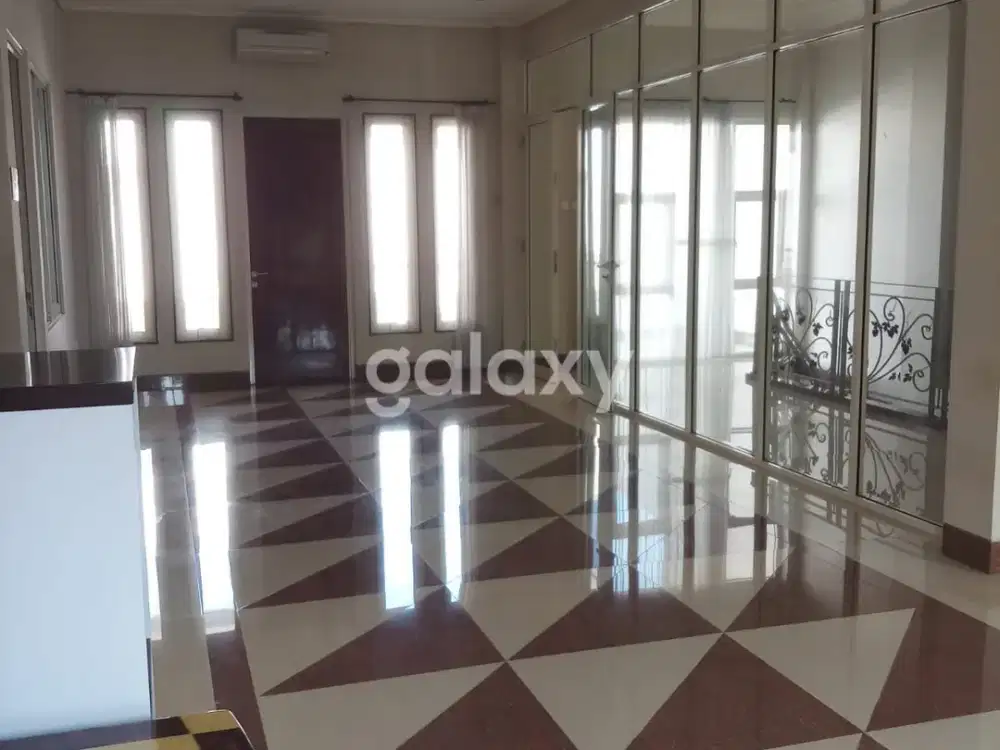 Rumah mewah Surabaya Timur komplek universitas