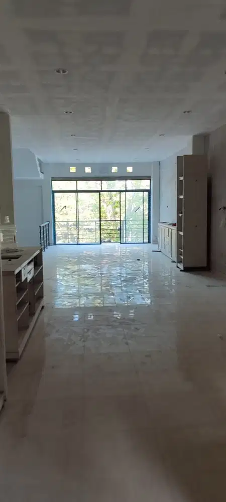 DISEWAKAN RUKO STRATEGIS RAYA NGINDEN NEW GRESS 3 LANTAI SIAP PAKAI!