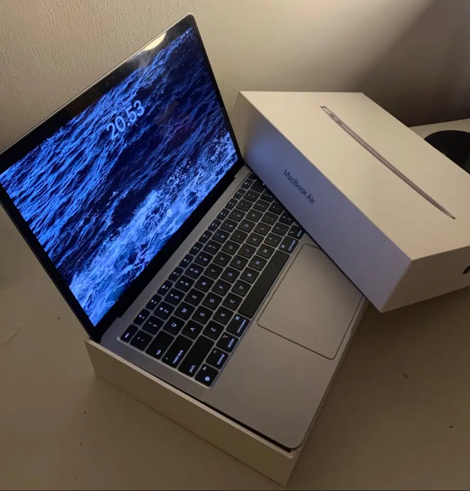 MacBook Air M1 2020 – 8GB / 256GB – Mulus – Baterai 94%