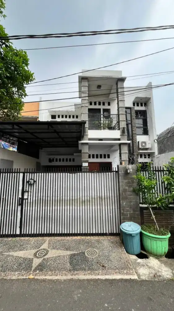 Rumah Tinggal dua lantai siap huni strategis