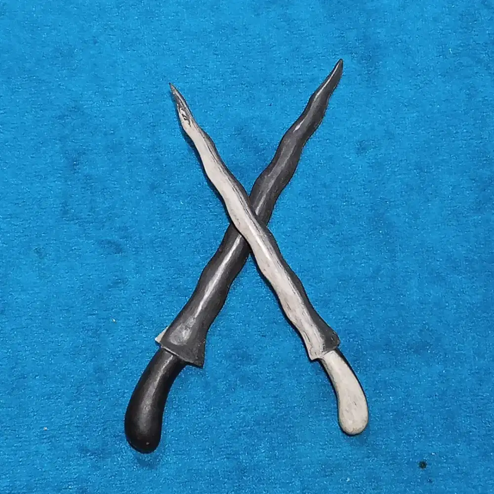 Sepasang keris bahan fosilkayu kelor