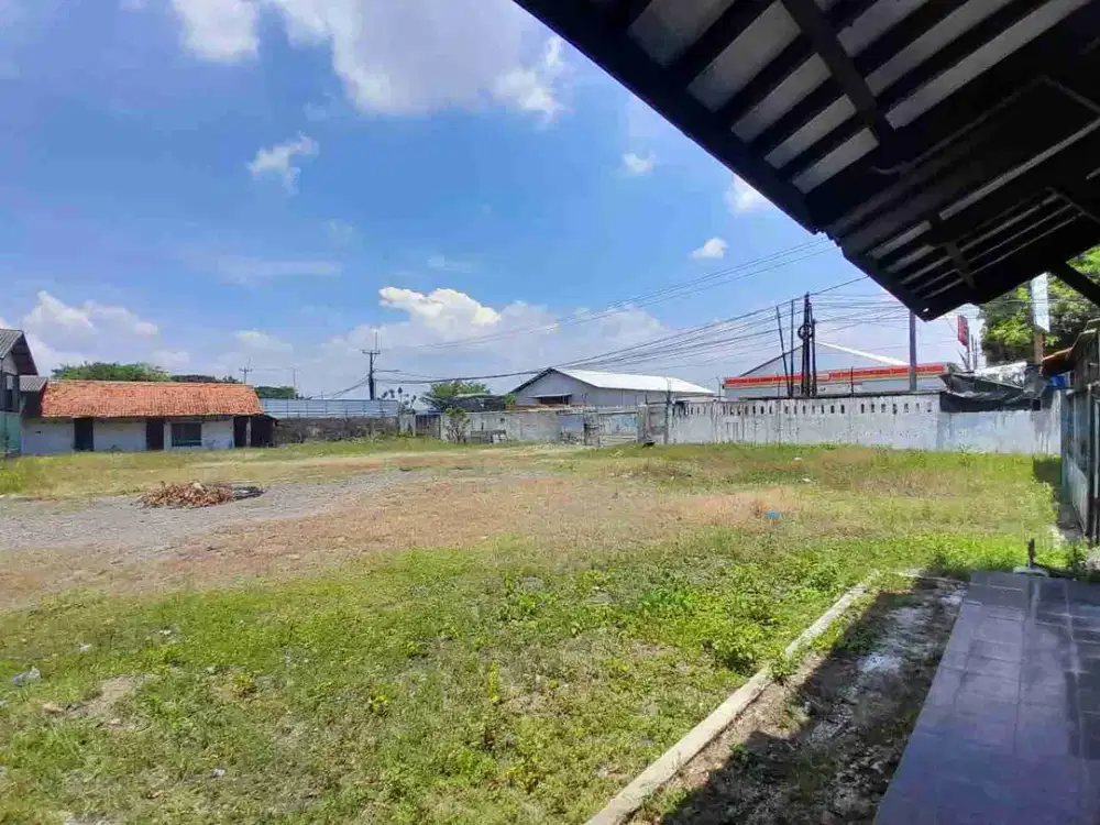 Tanah+ bangunan strategis full tembok keliling pinggir jalan raya Mundu