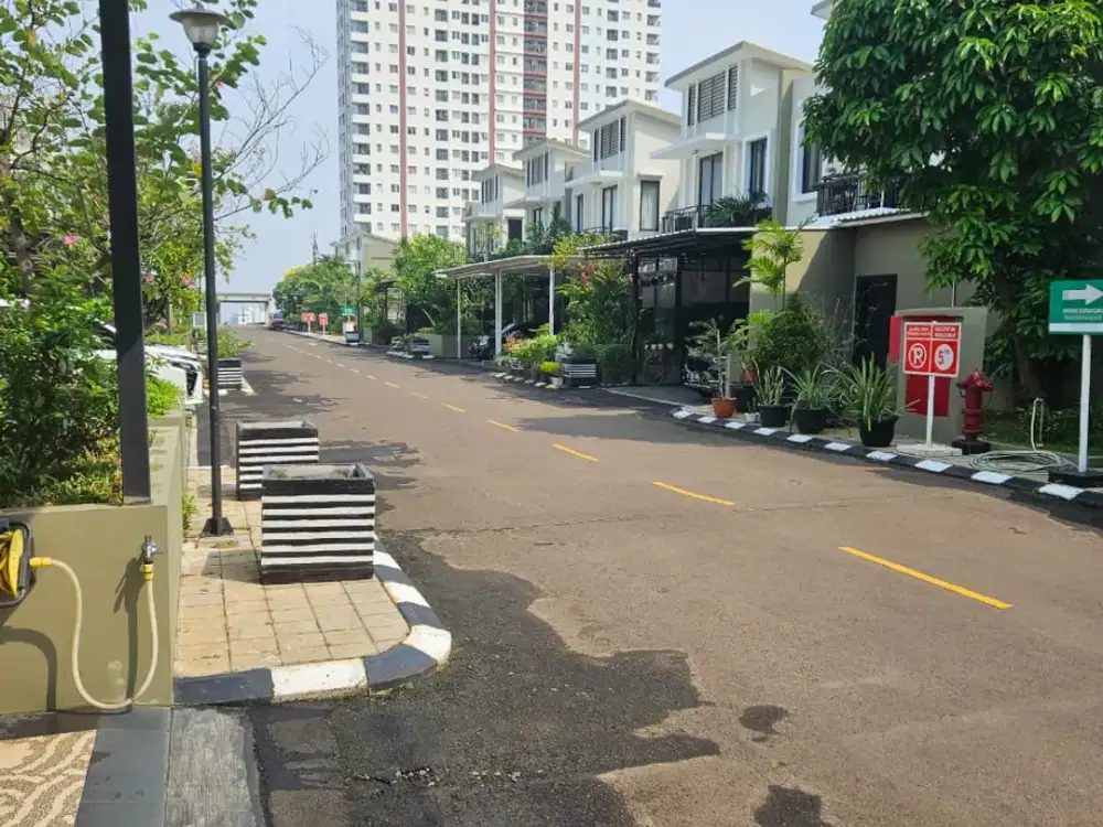 Jual townhouse Cosmo Park Thamrin mewah di atas Mall Thamrin City strategis dan sudah renovasi.