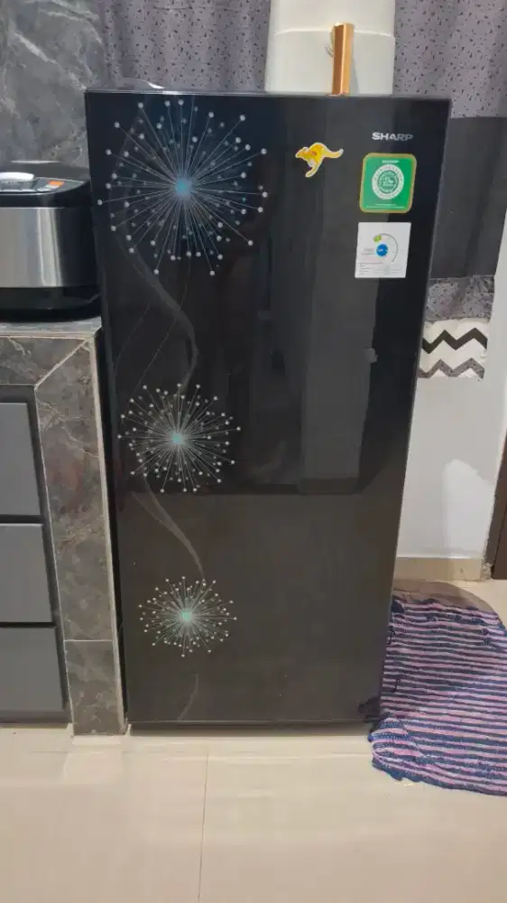Kulkas 1 pintu uk besar 180 lt. Merk sharp like new