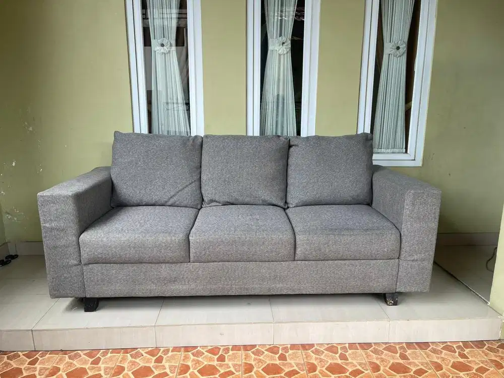 sofa 3 seater grey kondisi 90% mulus empuk bersih