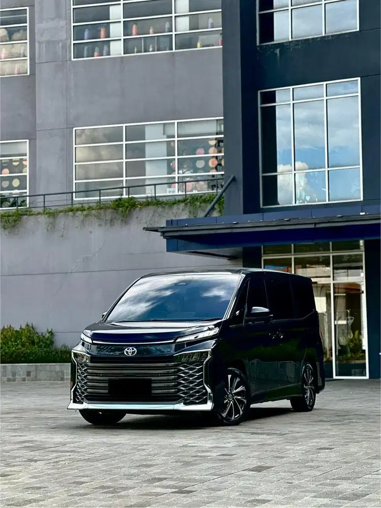 CASH Toyota New Voxy FACELIFT 2022 Low KM