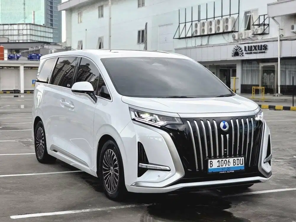 Denza D9 EV 2025 Putih KM 8ribu