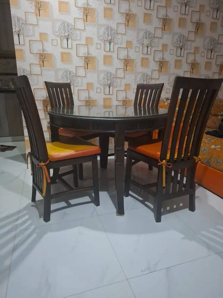 Dijual Meja makan minimalis dengan kaca kayu full jati