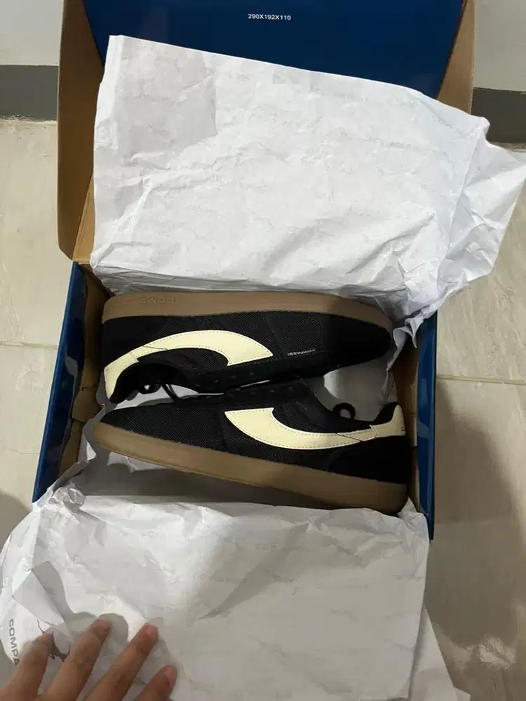 Sepatu Compass Hitam