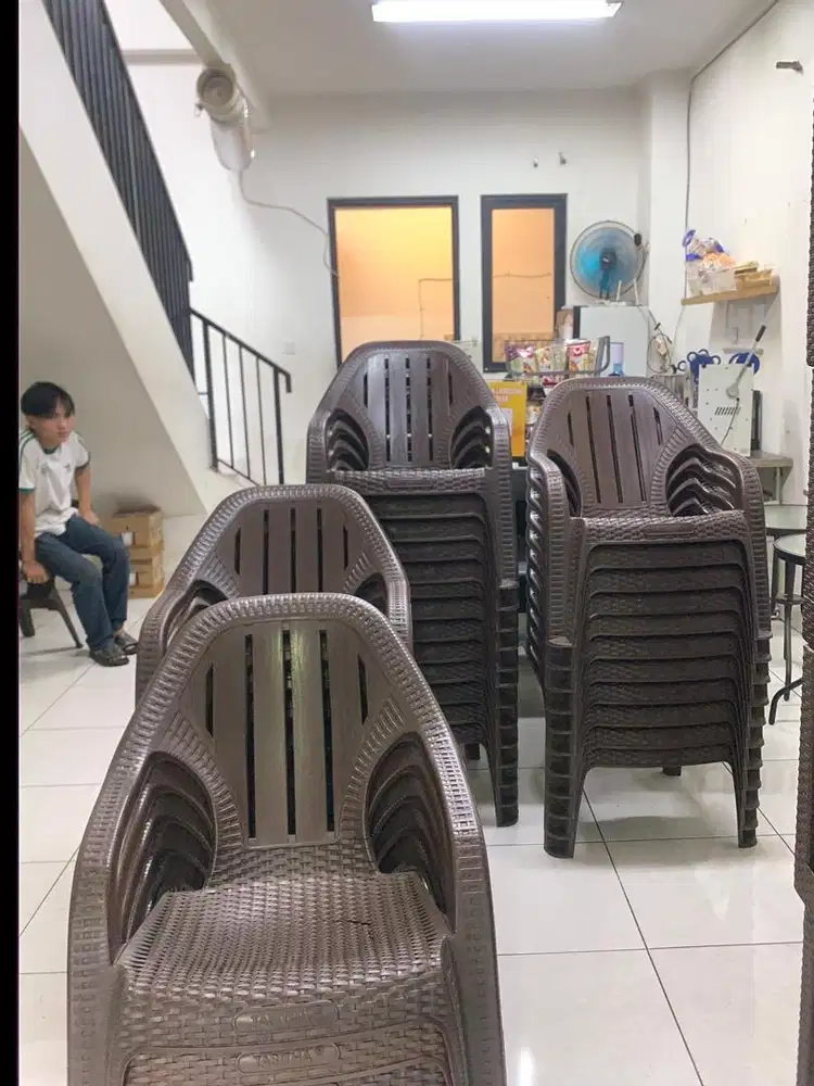 Kursi Plastik Bekas Kondisi Bagus – Tebal, Kokoh, Siap Pakai!