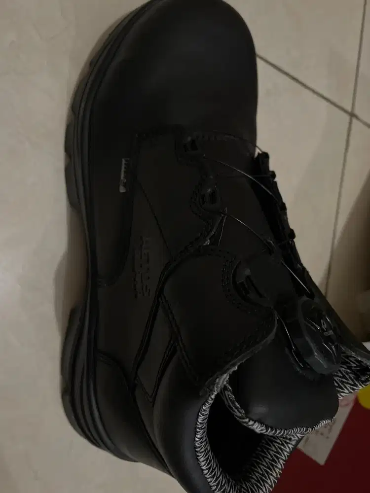 Sepatu safety keren hitam