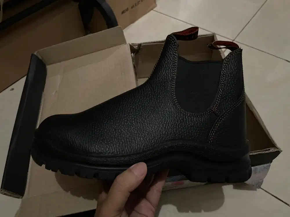 Sepatu safety warna hitam