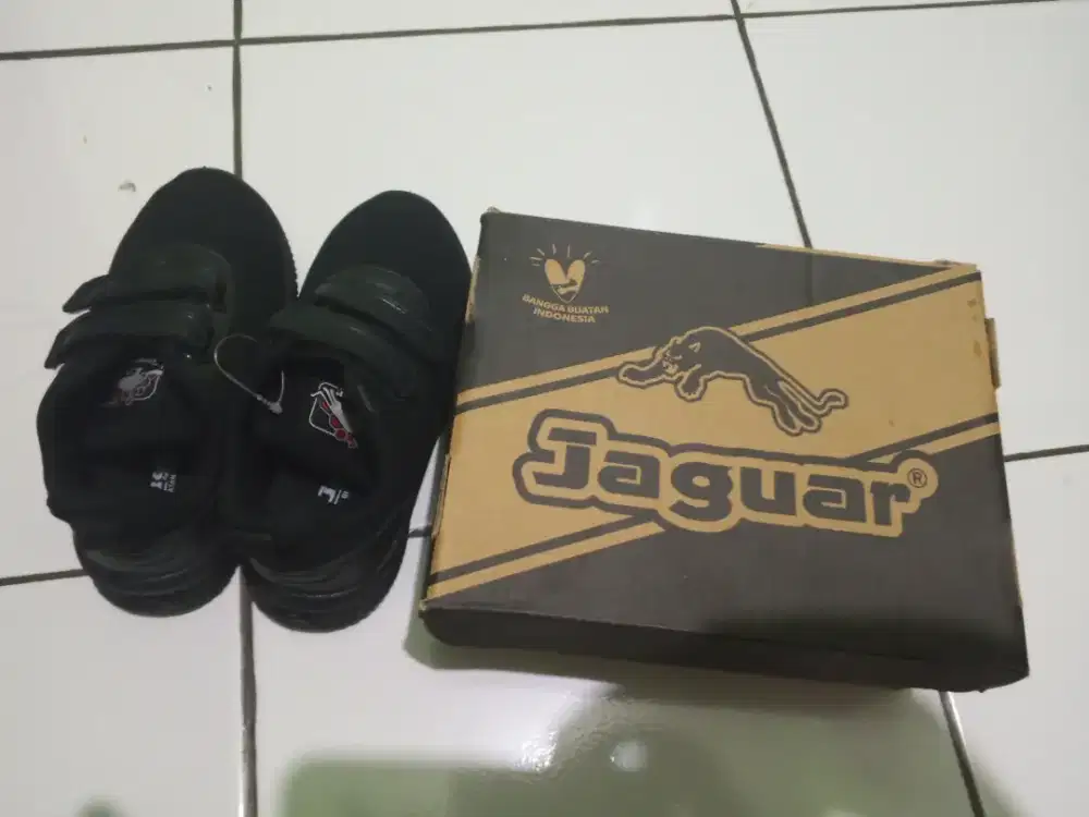 Sepatu anak ukuran 30