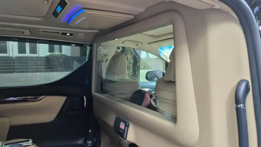 Partisi pembatas mobil Alphard