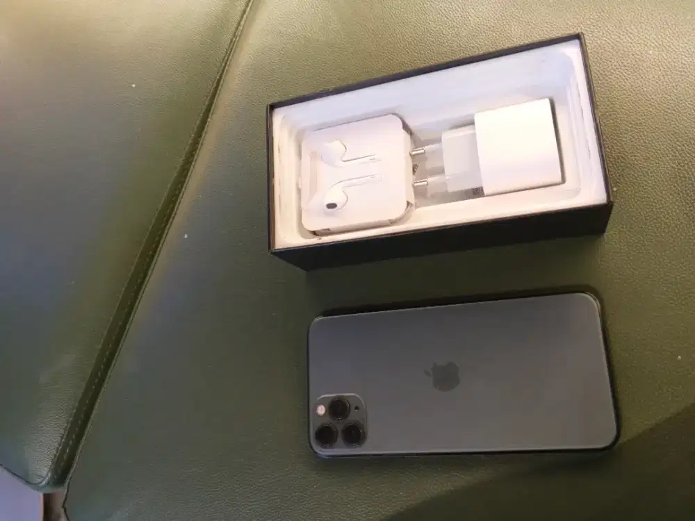 Iphone 11 pro max 256gb masih baru ada